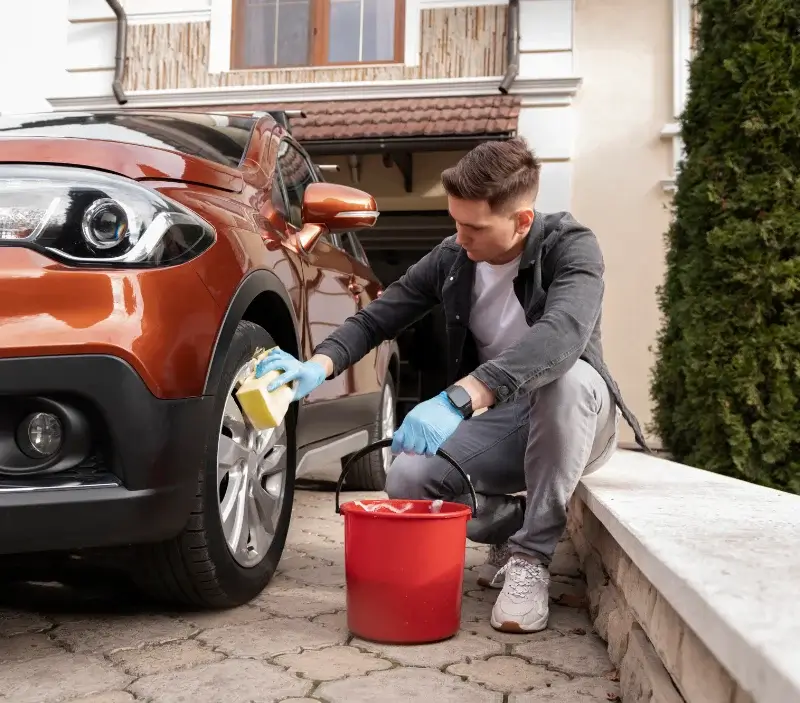 Lavage auto à domicile Ascros : professionnel intervenant sur un véhicule